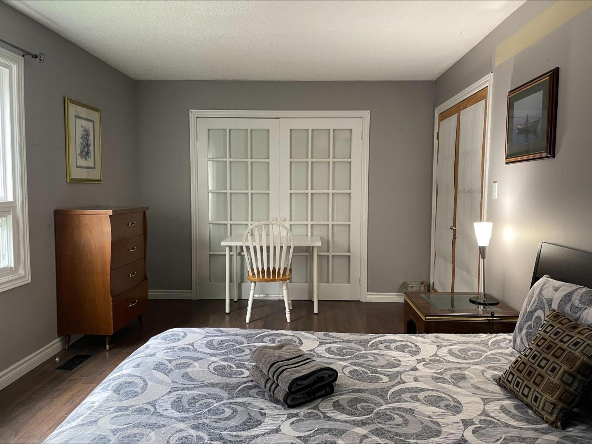 Bhf Near College & Hosp Self-Service Check-In So Fast Net Free Parking In Barrie Exterior photo