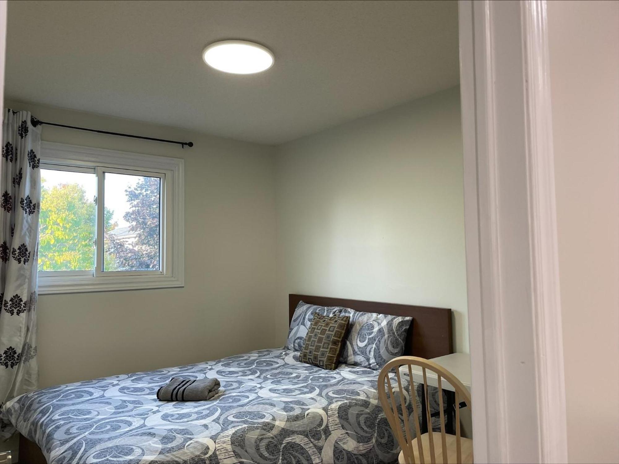 Bhf Near College & Hosp Self-Service Check-In So Fast Net Free Parking In Barrie Exterior photo