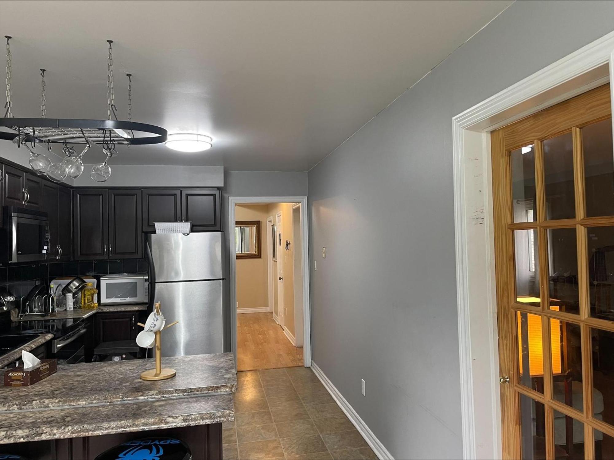 Bhf Near College & Hosp Self-Service Check-In So Fast Net Free Parking In Barrie Exterior photo