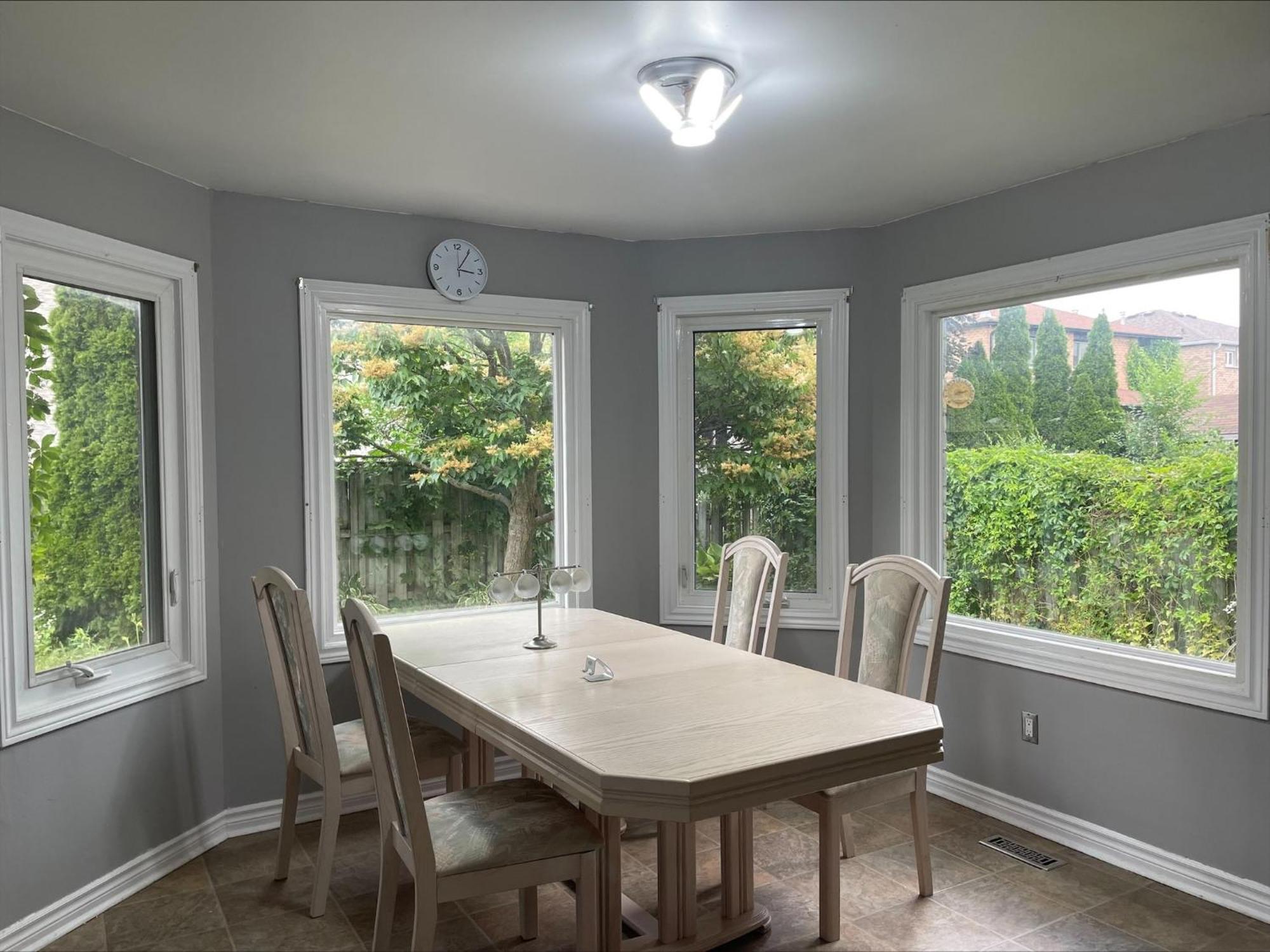 Bhf Near College & Hosp Self-Service Check-In So Fast Net Free Parking In Barrie Exterior photo