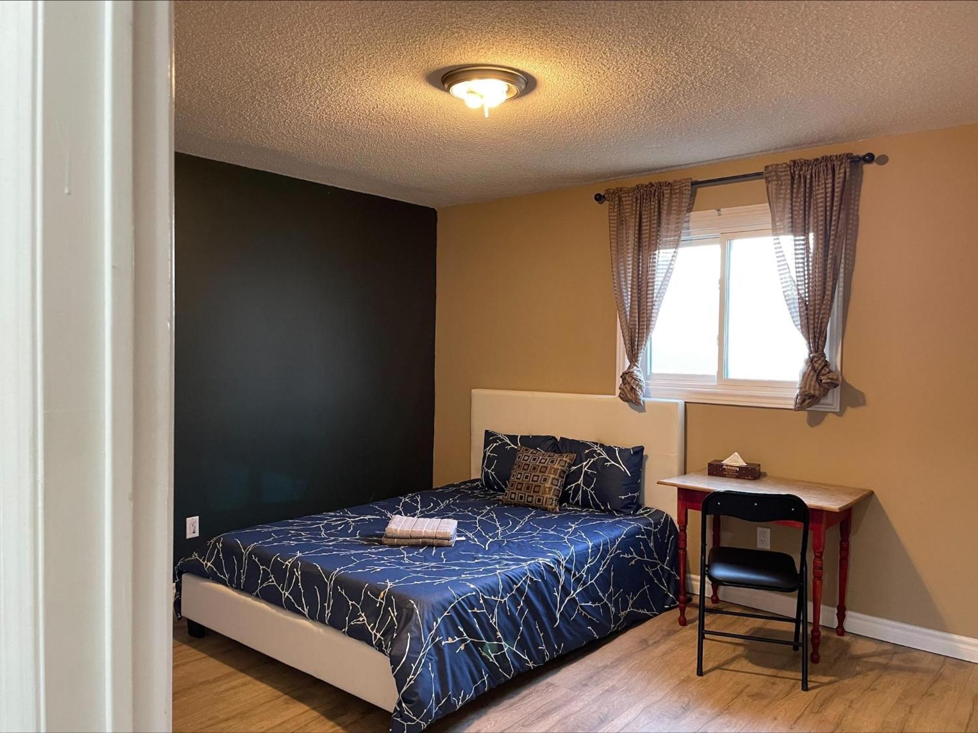 Bhf Near College & Hosp Self-Service Check-In So Fast Net Free Parking In Barrie Exterior photo