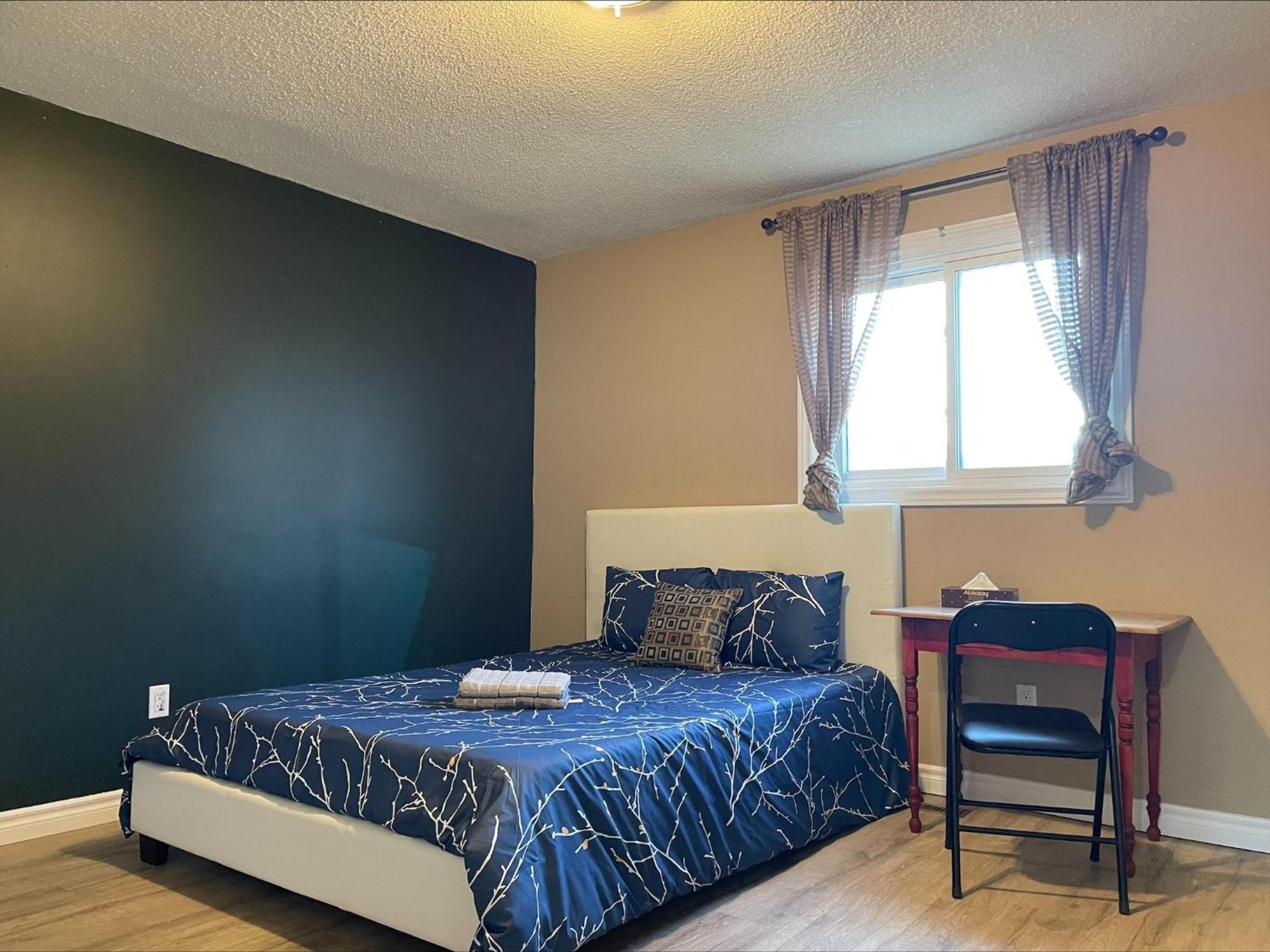 Bhf Near College & Hosp Self-Service Check-In So Fast Net Free Parking In Barrie Exterior photo