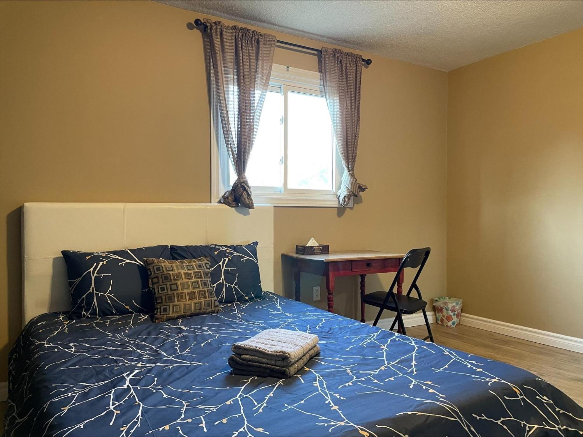 Bhf Near College & Hosp Self-Service Check-In So Fast Net Free Parking In Barrie Exterior photo