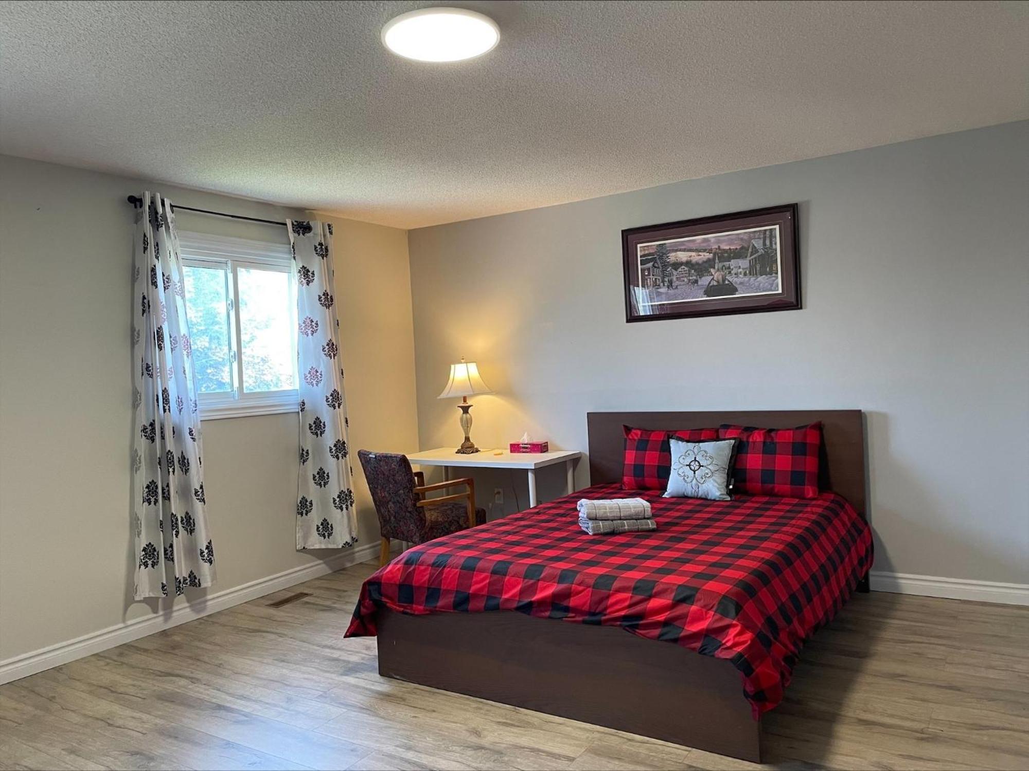 Bhf Near College & Hosp Self-Service Check-In So Fast Net Free Parking In Barrie Exterior photo