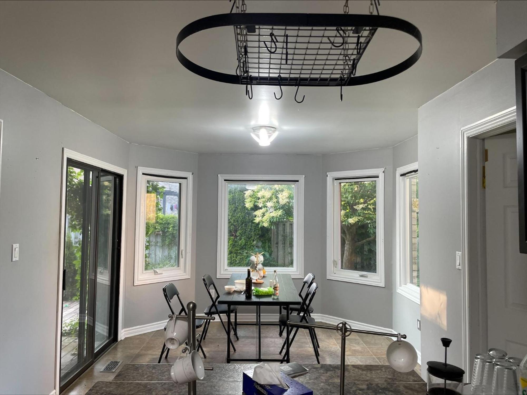 Bhf Near College & Hosp Self-Service Check-In So Fast Net Free Parking In Barrie Exterior photo