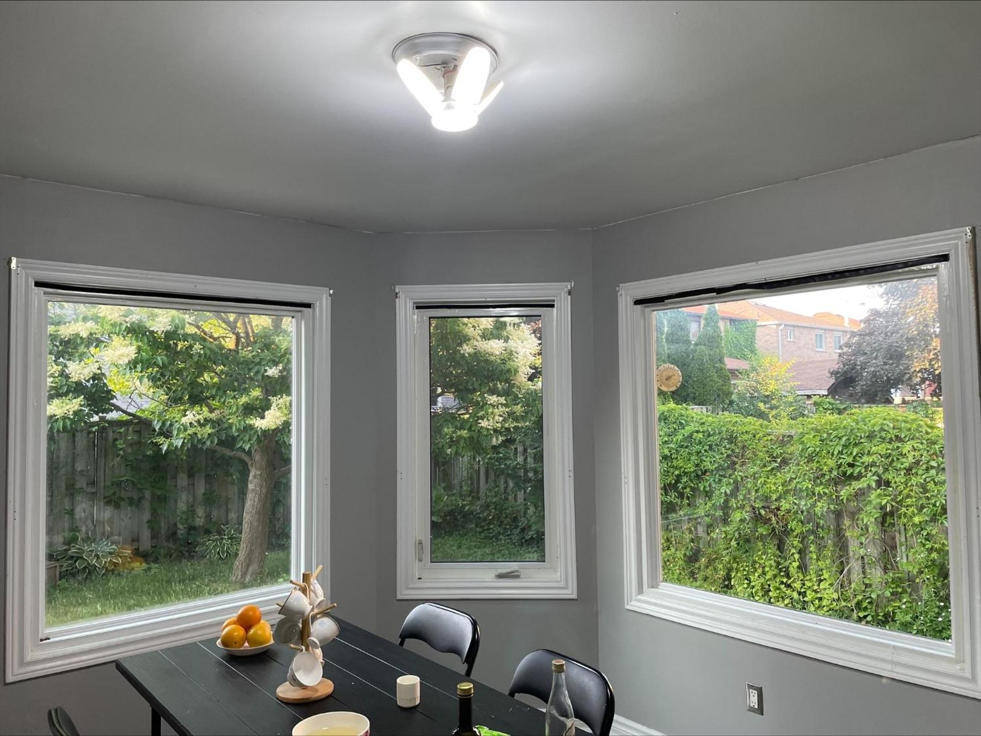 Bhf Near College & Hosp Self-Service Check-In So Fast Net Free Parking In Barrie Exterior photo