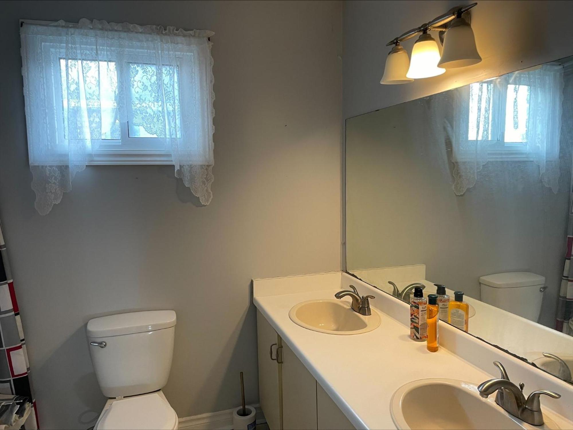 Bhf Near College & Hosp Self-Service Check-In So Fast Net Free Parking In Barrie Exterior photo